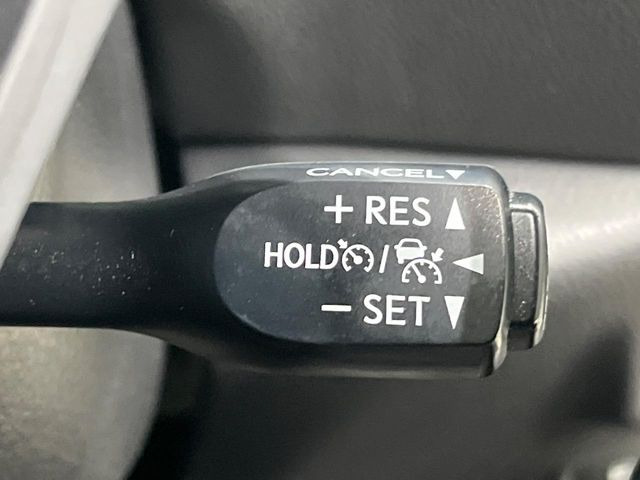 【クルーズコントロール】高速道路もラクラク走行。アクセルを離しても一定速度で走行ができ、長距離運転時の負担を軽減!加速・減速も簡単なスイッチ操作で調整できます。