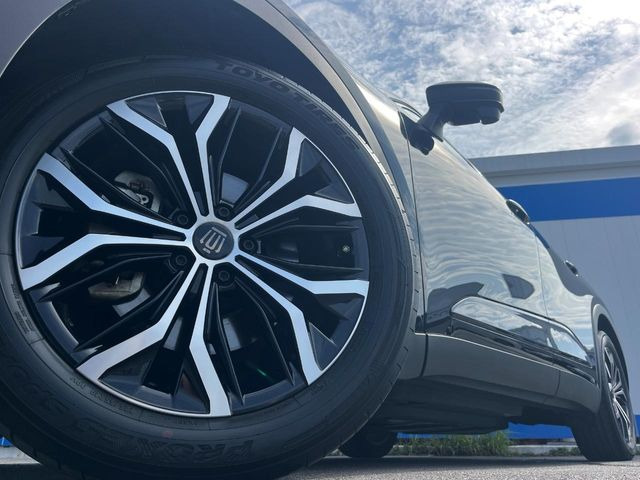 【純正19インチアルミホイール】外観にマッチした純正アルミホイールを装着しております。各種社外アルミホイールや、スタッドレスタイヤも取扱いしております。是非ご相談ください♪