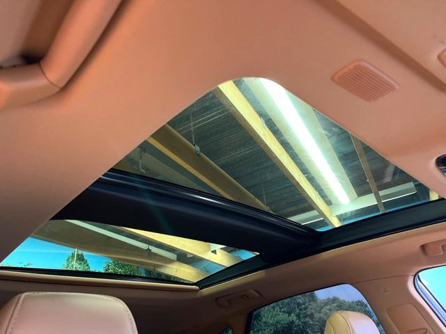 【大型サンルーフ】車内の解放感が一気に上がる大型のパノラマルーフ!季節を問わず開放的で快適なドライブをお楽しみいただけます。流通量も少なく希少価値の高い人気の装備です♪