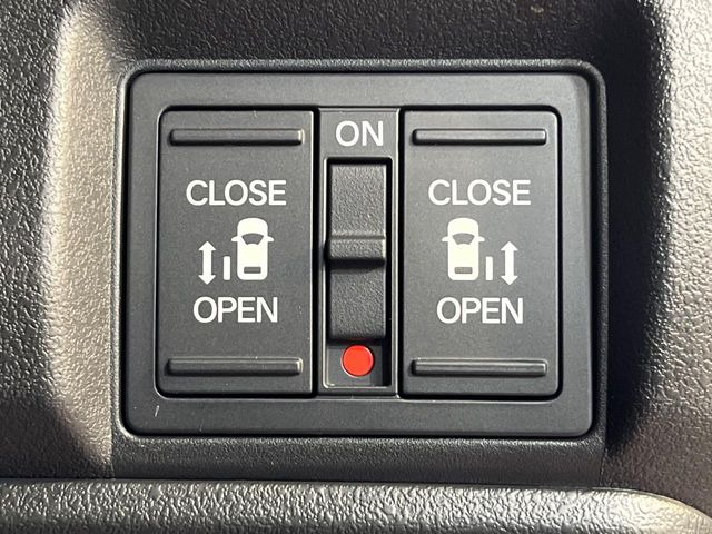 【両側パワースライドドア】スマートキーや運転席のスイッチで後席両側スライドドアの開閉が可能♪電動だから力を入れてドアを開ける必要が無く、小さなお子様でも簡単に開け閉めでき快適です♪