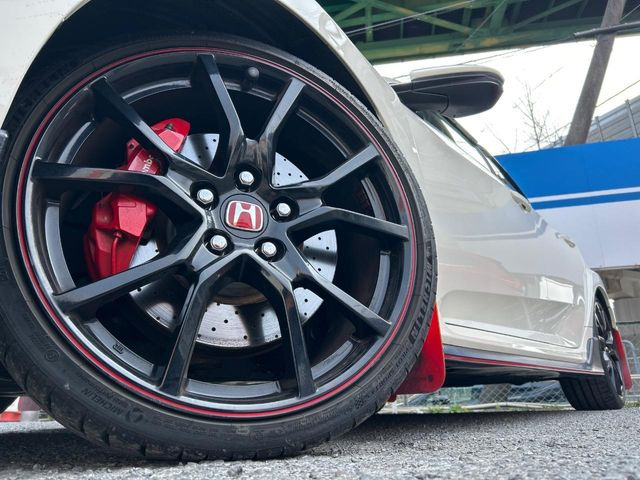 【純正20インチアルミホイール】外観にマッチした純正アルミホイールを装着しております。各種社外アルミホイールや、スタッドレスタイヤも取扱いしております。是非ご相談ください♪