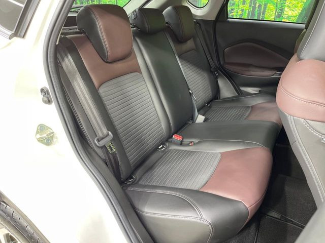 後部座席も気になるようなキズ・汚れやへたり等、大きなダメージはなく、良好な状態です。