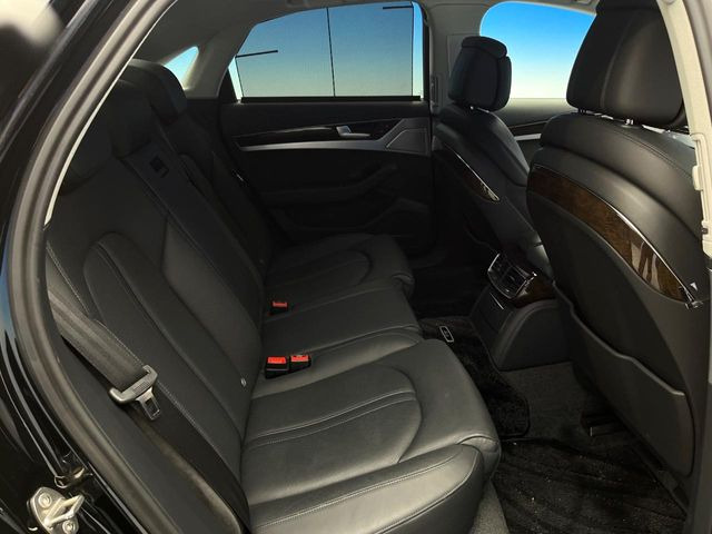 ●後部座席も気になるようなキズ・汚れやへたり等、大きなダメージはなく、良好な状態です。