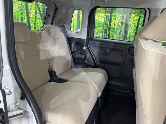 後部座席も気になるようなキズ・汚れやへたり等、大きなダメージはなく、良好な状態です。