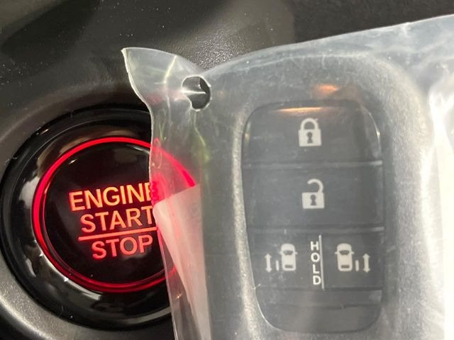 �yHonda�X�}�[�g�L�[�z�J�o����|�P�b�g�ɓ��ꂽ�܂܂ł��h�A�̎{���E�������\�ȃX�}�[�g�L�[�𑕔��B�G���W���̃I���E�I�t�����J�M�����o���K�v����������Ƃ��Ă��֗��ł���