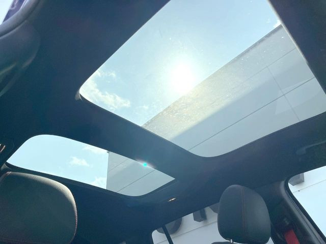 ●パノラミックスライディングルーフ::大迫力のパノラマルーフは、後部座席にまで続いており、開放的な空間をお楽しみいただけます。