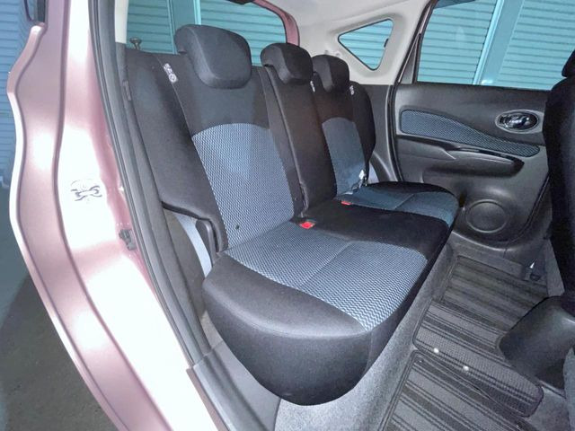 広々とした2列目シートは居住性が高く、居心地も快適!友達や家族とのお出かけにぴったりです。ベビーシートやチャイルドシート使用時も快適にお過ごしいただける十分な空間を確保しています。