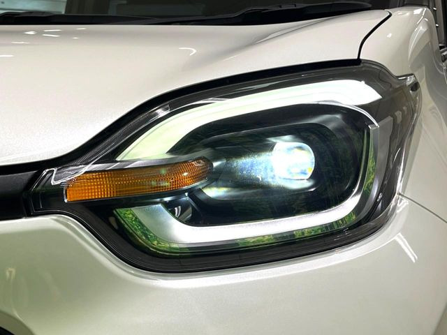 【LEDヘッドライト】悪天候や夜間走行時も良好な視界を確保し安心して運転できる高輝度LEDヘッドライトを装備!点灯速度が早く、消費電力も抑えられています。