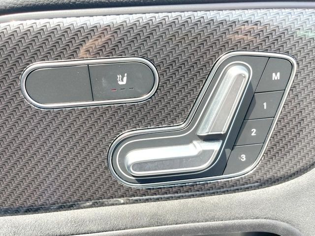 ●メモリー付きパワーシート:あなたに合わせたシートポジションが3つまで登録可能!フルパワーシートだから座席調整も楽々♪お好みのシートポジションで、ストレスないドライブをお楽しみください。