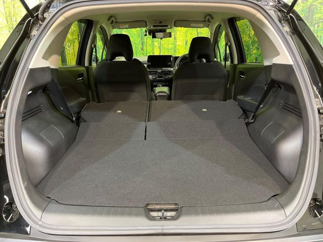 後席を格納すると、これだけの広さが!シーンに合わせたシートアレンジで、大きな荷物も積むことが出来ます♪