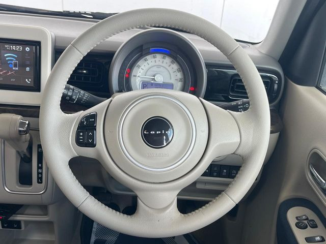 �C���e���A�ɍ��킹���f�U�C���̃X�e�A�����O�́A�^�]�������̂��Ƃ��l���A�^�]���₷���`��A�傫���ł��B�����x�A���ۂɐG���Ă��m���߂��������B
