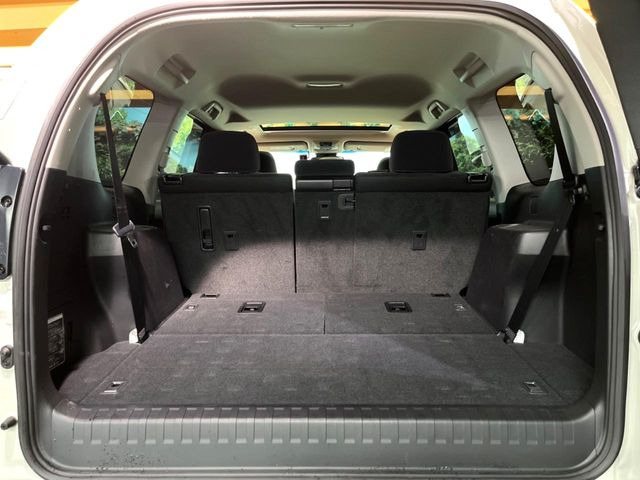 後席を格納すると、これだけの広さが!シーンに合わせたシートアレンジで、大きな荷物も積むことが出来ます♪