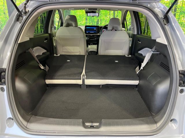 ���i�̂���������ʋ΁A���}���ɏ\���ȉ׎��X�y�[�X���m�ۂ��Ă���܂��B�Z�J���h�V�[�g��|���ƁA�傫�ȉו��̐ύڂ��\�ł���