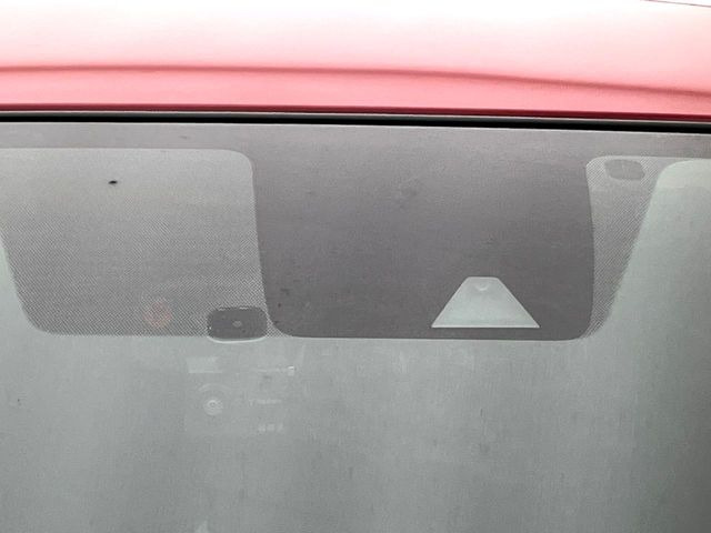 【エマージェンシーブレーキ】走行中に前方の車両等を認識し、衝突しそうな時は警報とブレーキで衝突回避と被害軽減をアシスト。より安全にドライブをお楽しみいただけます。