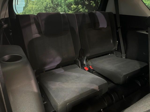 床下収納式のサードシートです。座席部分をコンパクトに収納でき、広大な荷室スペースとしてお使いいただけます!乗車人数や荷物の量など利用シーンに合わせて3列目を有効活用でき、とっても便利♪