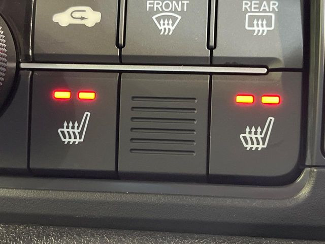 【シートヒーター】寒い日に重宝するシートヒーター!エアコンより早く温まってくれるので寒がりの人も安心ですね♪エアコンの温風は乾燥するから苦手、という方にもをおすすめです。