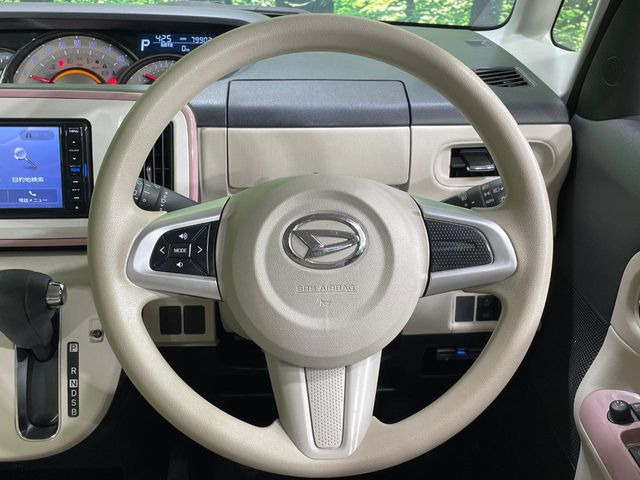 �C���e���A�ɍ��킹���f�U�C���̃X�e�A�����O�́A�^�]�������̂��Ƃ��l���A�^�]���₷���`��A�傫���ł��B�����x�A���ۂɐG���Ă��m���߂��������B