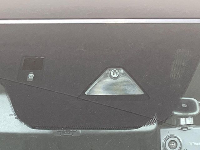 【アドバンスドスマートシティブレーキサポート】低速走行中に前方の車両等を認識し、衝突しそうな時は警報とブレーキで衝突回避と被害軽減をアシスト。より安全にドライブをお楽しみいただけます。