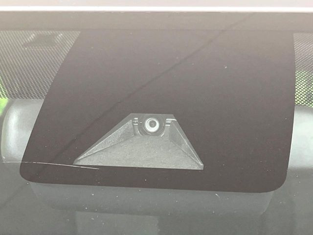 【トヨタセーフティセンス】走行中に前方の車両等を認識し、衝突しそうな時は警報とブレーキで衝突回避と被害軽減をアシスト。より安全にドライブをお楽しみいただけます。