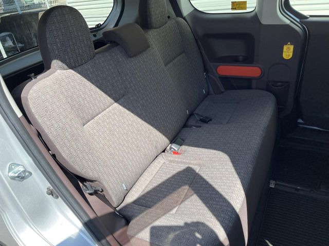 後部座席も気になるようなキズ・汚れやへたり等、大きなダメージはなく、良好な状態です。