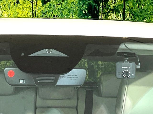 �y�X�}�[�g�u���[�L�T�|�[�g�z���s���ɑO���̎ԗ�����F�����A�Փ˂������Ȏ��͌x��ƃu���[�L�ŏՓˉ���Ɣ�Q�y�����A�V�X�g�B�����S�Ƀh���C�u�����y���݂��������܂��B