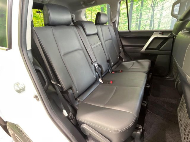 後部座席も気になるようなキズ・汚れやへたり等、大きなダメージはなく、良好な状態です。
