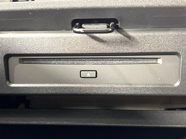 【CD/DVDデッキ】オプションのCD/DVDデッキを搭載。ディスプレイオーディオでエンタメをお楽しみいただけます。