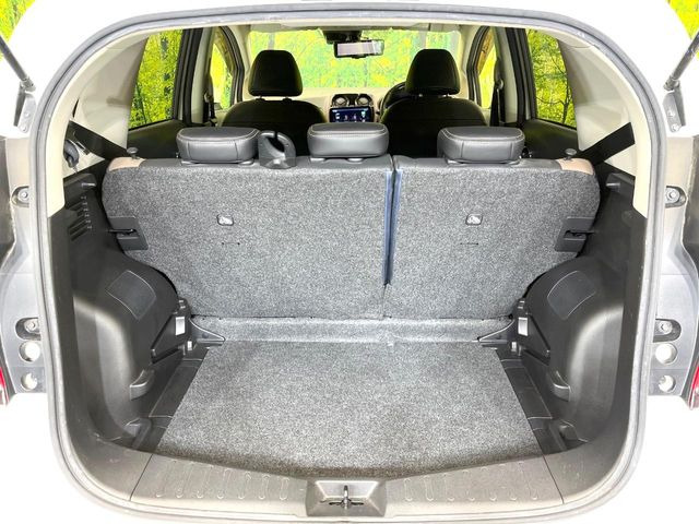 ���i�̂���������ʋ΁A���}���ɏ\���ȉ׎��X�y�[�X���m�ۂ��Ă���܂��B�Z�J���h�V�[�g��|���ƁA�傫�ȉו��̐ύڂ��\�ł���