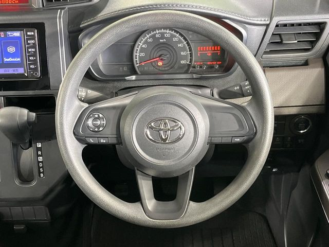 �C���e���A�ɍ��킹���f�U�C���̃X�e�A�����O�́A�^�]�������̂��Ƃ��l���A�^�]���₷���`��A�傫���ł��B�����x�A���ۂɐG���Ă��m���߂��������B