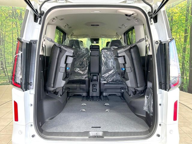 ���i�̂���������ʋ΁A���}���ɏ\���ȉ׎��X�y�[�X���m�ۂ��Ă���܂��B�Z�J���h�V�[�g��|���ƁA�傫�ȉו��̐ύڂ��\�ł���