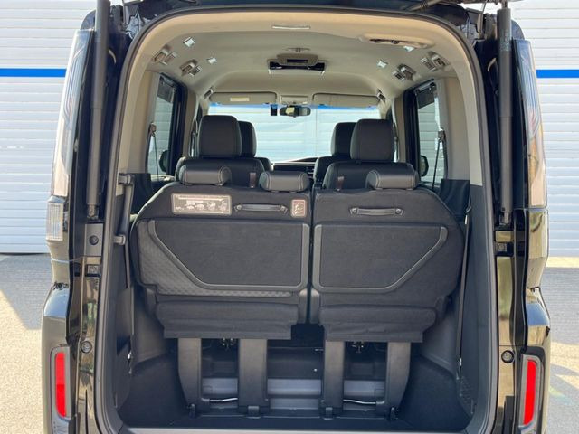 ���i�̂���������ʋ΁A���}���ɏ\���ȉ׎��X�y�[�X���m�ۂ��Ă���܂��B�Z�J���h�V�[�g��|���ƁA�傫�ȉו��̐ύڂ��\�ł���