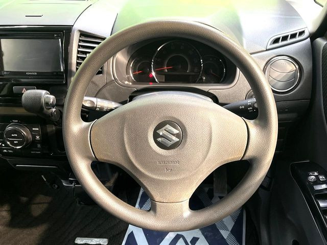 �C���e���A�ɍ��킹���f�U�C���̃X�e�A�����O�́A�^�]�������̂��Ƃ��l���A�^�]���₷���`��A�傫���ł��B�����x�A���ۂɐG���Ă��m���߂��������B