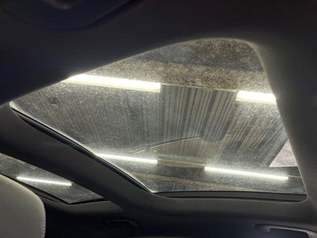 ●パノラマミックガラスルーフ:大迫力のパノラマルーフは、後部座席にまで続いており、開放的な空間をお楽しみいただけます。