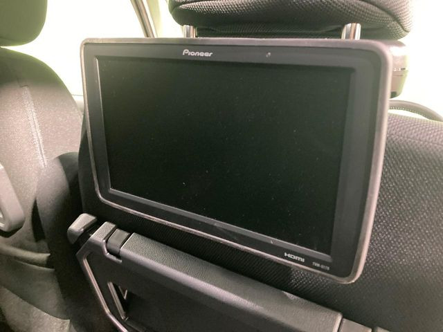 【後席モニター】家族や友人とお出かけする機会が多い方に大人気の後席モニターを装備!見やすい位置に画面がありテレビやDVDの視聴も快適!友達もお子様も、後席にしか乗らなくなるかも??