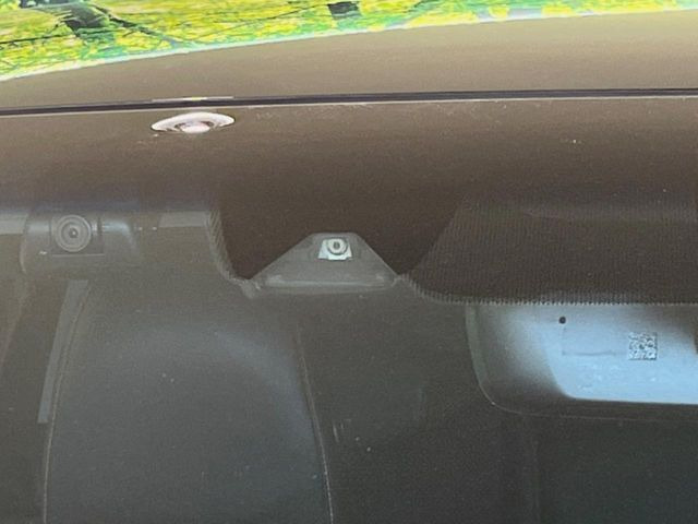 【ホンダセンシング】走行中に前方の車両等を認識し、衝突しそうな時は警報とブレーキで衝突回避と被害軽減をアシスト。より安全にドライブをお楽しみいただけます。