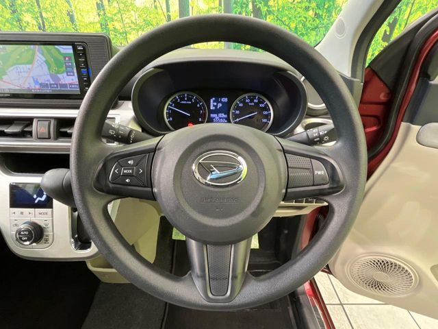 �C���e���A�ɍ��킹���f�U�C���̃X�e�A�����O�́A�^�]�������̂��Ƃ��l���A�^�]���₷���`��A�傫���ł��B�����x�A���ۂɐG���Ă��m���߂��������B