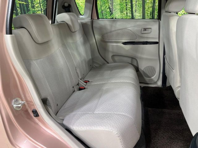 後部座席も気になるようなキズ・汚れやへたり等、大きなダメージはなく、良好な状態です。