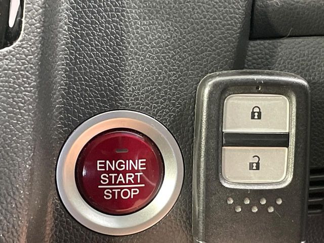 �yHonda�X�}�[�g�L�[�z�J�o����|�P�b�g�ɓ��ꂽ�܂܂ł��h�A�̎{���E�������\�ȃX�}�[�g�L�[�𑕔��B�G���W���̃I���E�I�t�����J�M�����o���K�v����������Ƃ��Ă��֗��ł���