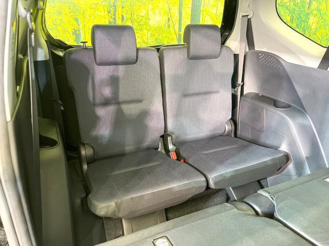 3列目シートはもちろん状態良好☆大人でもゆったりと座って頂けますので、大人数でのお出かけもラクラクです♪ご家族で、気の知れた仲間で、ドライブに行くのが楽しみですね♪