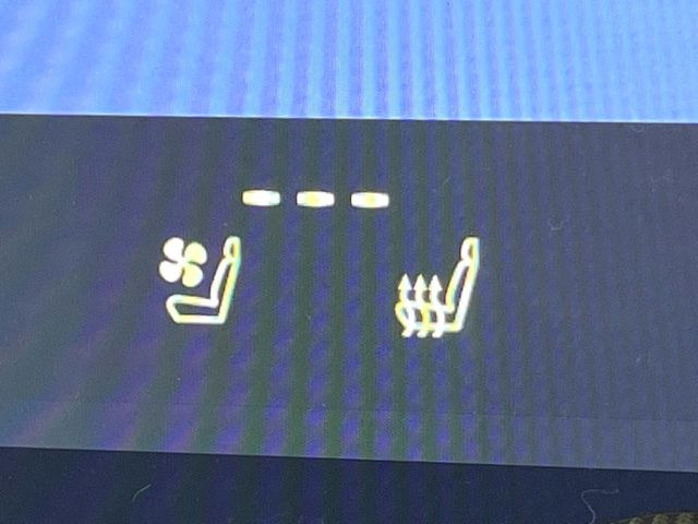 【シートベンチレーション】夏場は涼しい風でお尻や背中の熱やムレを防ぎ、冬はエアコンよりも早く温まってポカポカに!季節を問わず快適に過ごせます。