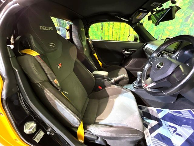 【RECARO製バケットシート】人間工学に基づいた面圧分布によって腰への負担や長時間運転時の疲労発生を軽減☆一目でレカロとわかるスポーティなルックスが特徴です。