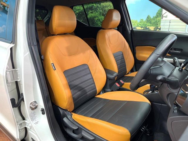 【合皮レザーシート】汚れのふき取りが容易でメンテナンスもが簡単な、機能性に優れる合成皮革を採用した上質なシートです。座り心地もよく、高級感あふれる心地良い車内空間を演出してくれます。