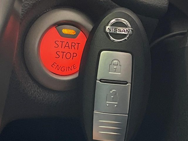 【インテリジェントキー】カバンやポケットに入れたままでもドアの施錠・解錠が可能なスマートキーを装備。エンジンのオン・オフ時もカギを取り出す必要が無いからとっても便利です♪