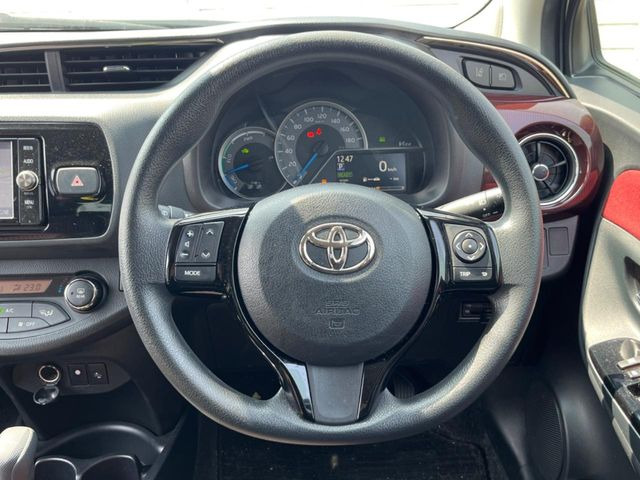 インテリアに合わせたデザインのステアリングは、運転される方のことも考え、運転しやすい形状、大きさです。是非一度、実際に触ってお確かめください。