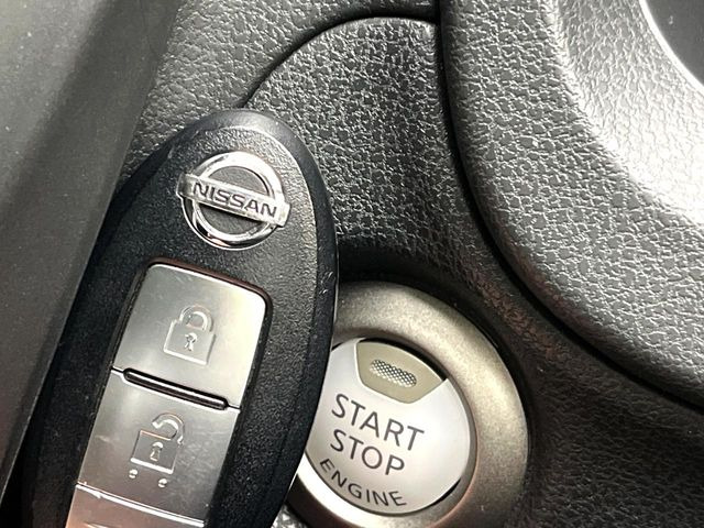 【インテリジェントキー】カバンやポケットに入れたままでもドアの施錠・解錠が可能なスマートキーを装備。エンジンのオン・オフ時もカギを取り出す必要が無いからとっても便利です♪