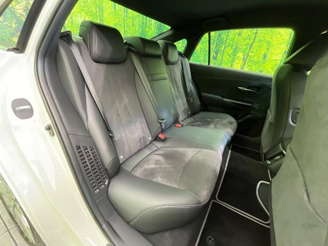 後部座席も気になるようなキズ・汚れやへたり等、大きなダメージはなく、良好な状態です。