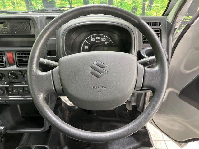 �C���e���A�ɍ��킹���f�U�C���̃X�e�A�����O�́A�^�]�������̂��Ƃ��l���A�^�]���₷���`��A�傫���ł��B�����x�A���ۂɐG���Ă��m���߂��������B