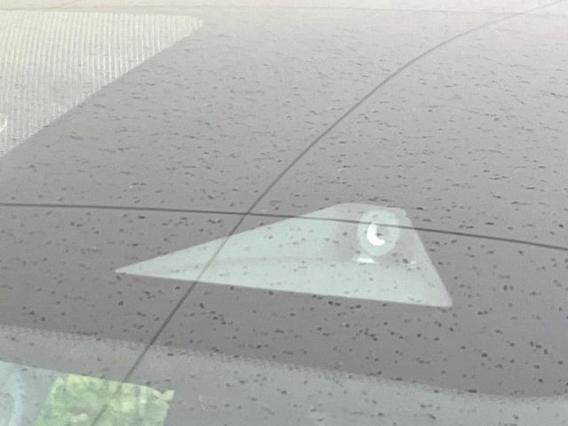 【インテリジェントエマージェンシーブレーキ】フロントカメラで前方の車両や歩行者を検知。衝突しそうな時は衝突被害軽減ブレーキが作動、衝突回避をサポート。より安全にドライブをお楽しみいただけます。