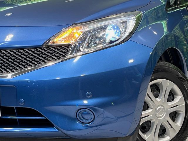 【HIDヘッドライト】非常に明るく前方を照らしてくれるので、悪天候や夜間の走行時も視界良好で安心してお乗りいただけます。