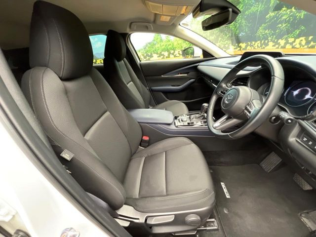 運転席シート廻りは使用感も少なく、良好な状態となっています。丁寧に使われていたことがよくわかりますね。